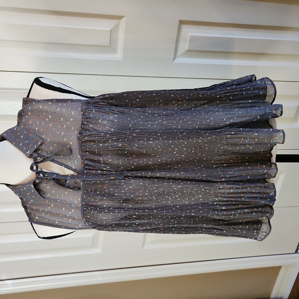 Lauren Conrad,  Excellent condition,  Women's Top,  Size Med, Gray ladyl🐞